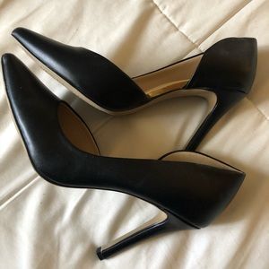 Black pumps